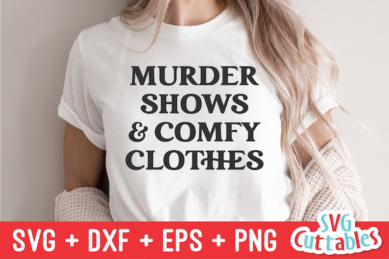 Puede incluir: Una camiseta blanca con texto negro que dice "Murder Shows & Comfy Clothes".
