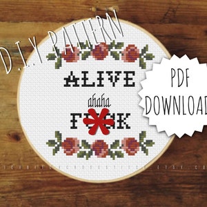 Puede incluir: Un patrón de punto de cruz blanco con un borde floral y el texto "ALIVE haha F*CK". El patrón está en un aro de bordado redondo y una forma de estrella blanca con el texto "PDF DOWNLOAD!" está en la esquina superior derecha.