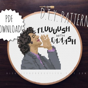 以下が含まれることがあります： 白い刺繍枠の中に、漫画のキャラクターと「FLUUUUSH WITH CASH」という文字が書かれたクロスステッチパターンです。