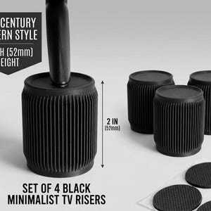 Puede incluir: Un juego de cuatro elevadores de muebles cilíndricos negros con textura acanalada vertical. Cada elevador tiene una altura de 52 mm. El juego incluye cuatro almohadillas adhesivas circulares. El texto dice: MID-CENTURY MODERN STYLE, 2 INCH (52mm) HEIGHT, SET OF 4 BLACK MINIMALIST TV RISERS.