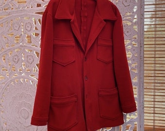 Klasyczny, retro, czerwony, wełniany płaszcz. Autentyczna, czerwona, vintage'owa, niepodszewkowana kurtka Filson. Piękny, czerwony, wełniany, damski, zimowy płaszcz, będący wyrazistym elementem garderoby.