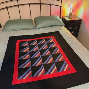 Coperta trapuntata fatta a mano nera, multicolore arcobaleno o decorazione da parete con bordo rosso.