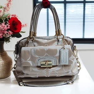 Sac à main jacquard Coach Signature C - Bordures beiges et dorées | Sections à double fermeture éclair, sangle de 26 po.