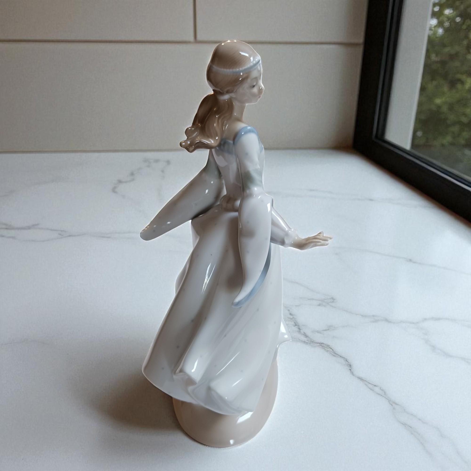 Rare Lladro “cinderella #4828 – Lost Slipper” Handcrafted