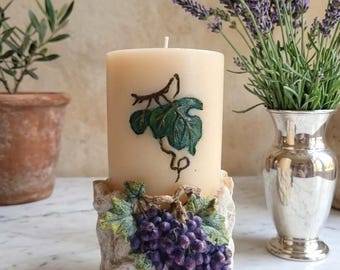 Juego de velas cilíndricas Viñedo Toscano: Motivo de uvas en relieve, soporte de resina imitación piedra.
