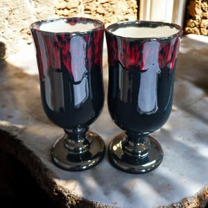 Vintage gotiska droppglasyrbägare: Svartröd keramisk bägare, signerad Creston BC