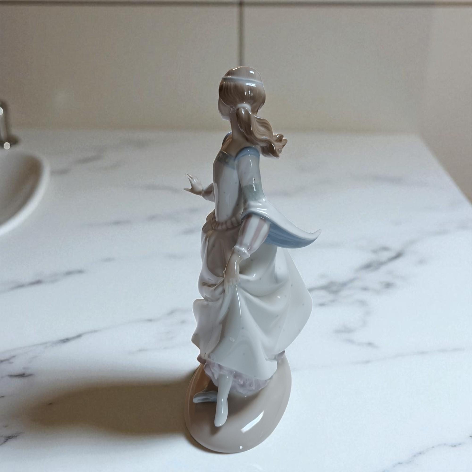 Rare Lladro “cinderella #4828 – Lost Slipper” Handcrafted