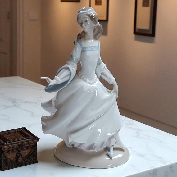LLADRO リヤドロ シンデレラ 4828 フィギュリン Rare Lladro “cinderella #4828 – Lost Slipper” Handcrafted