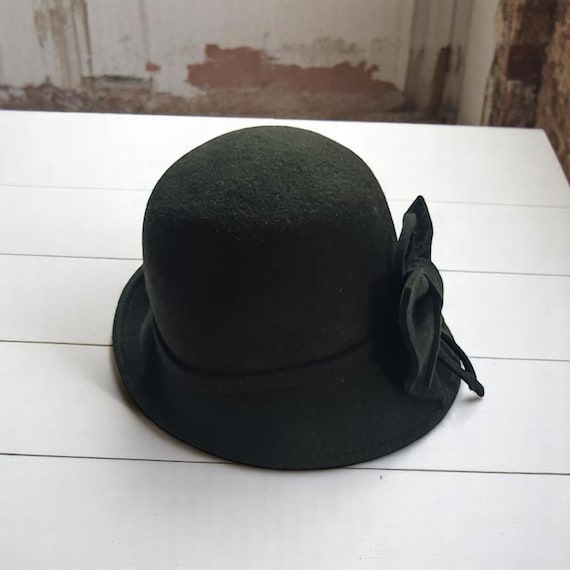 Vintage Olive Green Felt Cloche Hat: Suede Bow, Adjustable  display picture 3