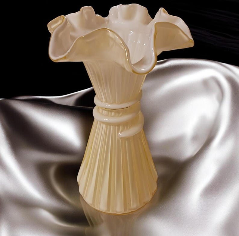 Fenton Art Glass Company Vase - Thumbnail 5