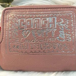 Coach Y2K Poppy Light Pink Couro Envernizado Carteira de Pulso – Logotipo Prateado, Forro com Estampa de Leopardo Ocelot, Slots para Cartões, Fecho de Zíper