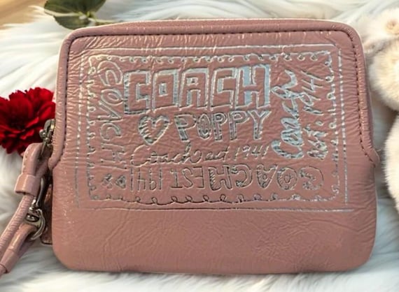COACH poppy ピンク　シグネチャー　アクセサリーポーチ Y2K Coach Poppy Wristlet: Light Pink Patent Leather, Leopard