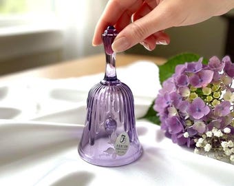 Zabytkowy dzwonek Fenton Purple Rose • Malowany ręcznie przez A. Farley • Podpisany + oryginalna naklejka • 4,5 cala