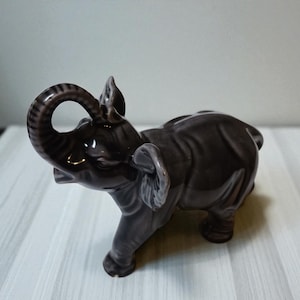 Vintage Handmade Ceramic Elephant Figurine – Signed Linda 1976 – Glossy Gray Collectible