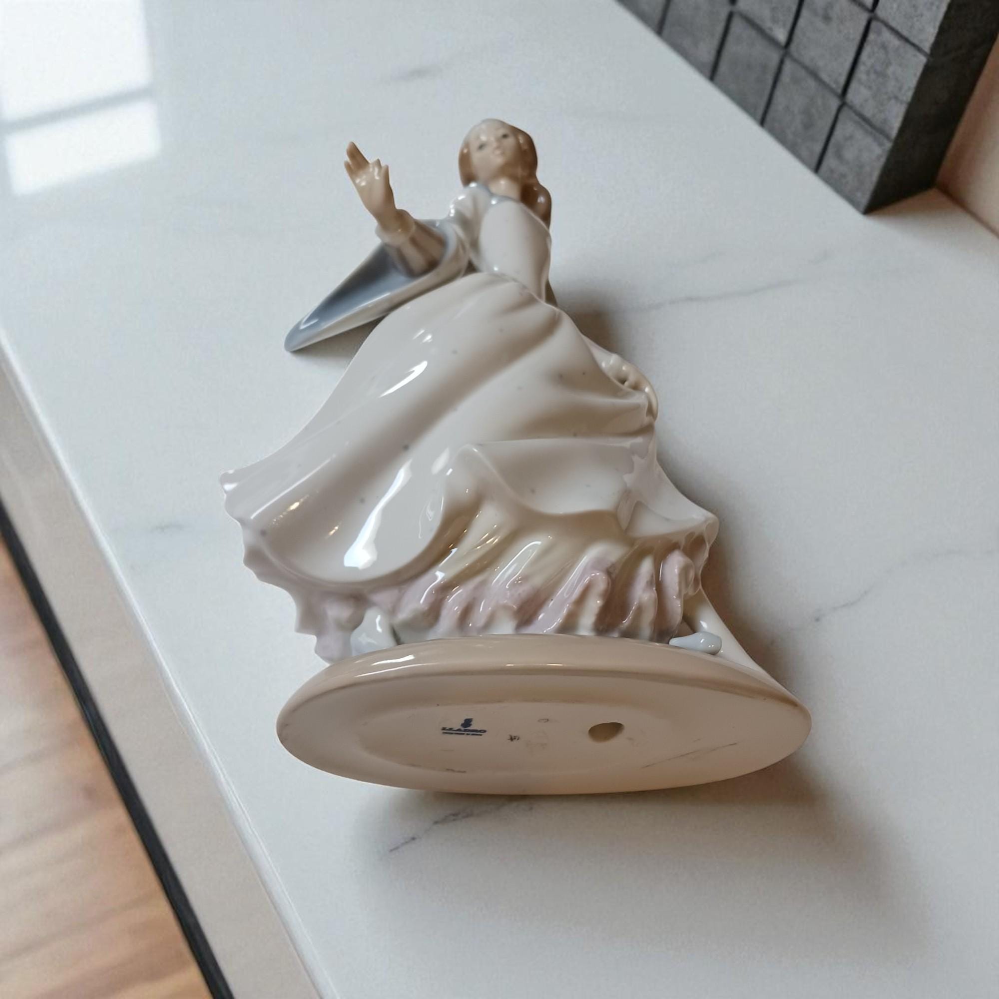 Rare Lladro “cinderella #4828 – Lost Slipper” Handcrafted