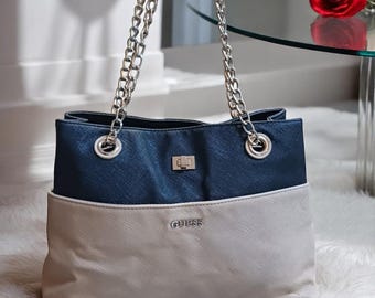 Bolso de hombro Guess Colorblock: piel sintética negra y marrón, correas de cadena
