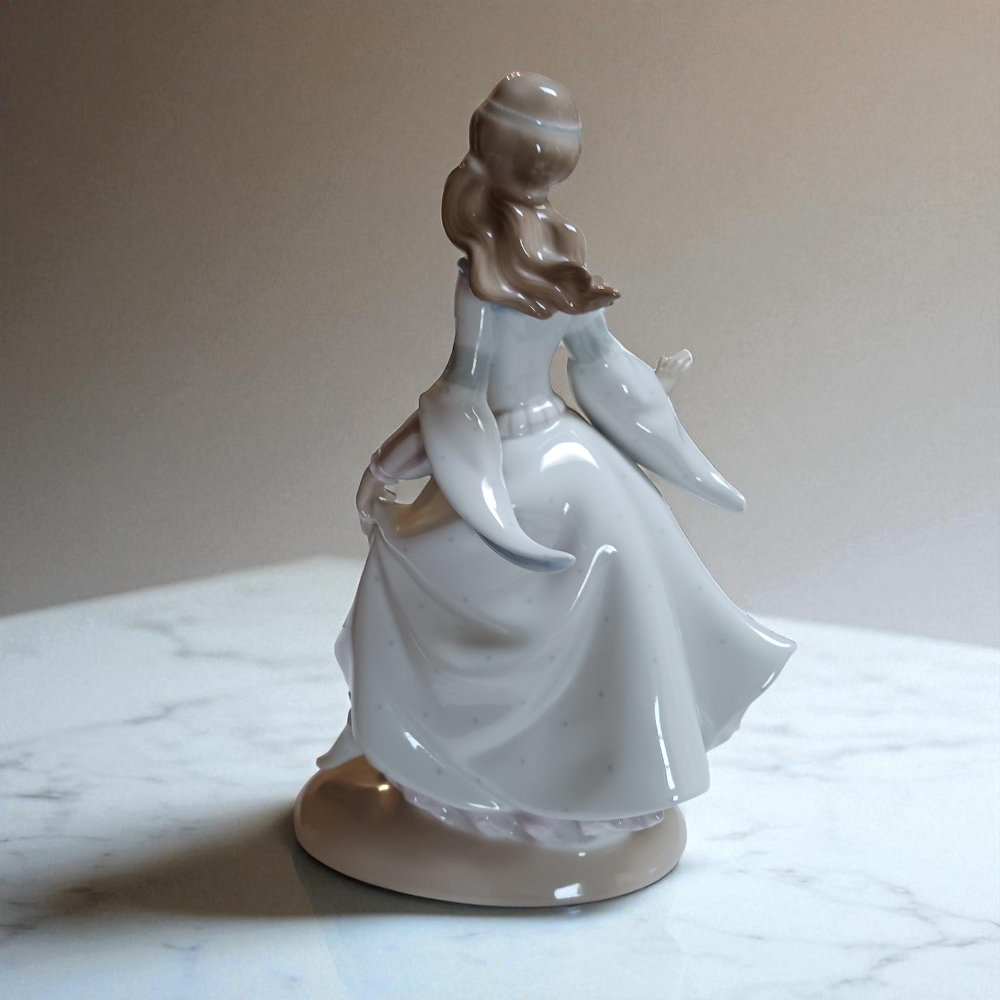 Rare Lladro “cinderella #4828 – Lost Slipper” Handcrafted