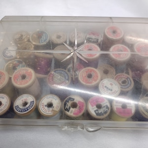 Vintage Dritz spool holder with wooden thread spools