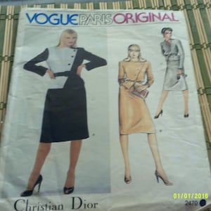 Op de afbeelding: Vogue Paris Original naaipatroon met drie damespakken met rok. Het patroon is van Christian Dior en het patroonnummer is 2470.