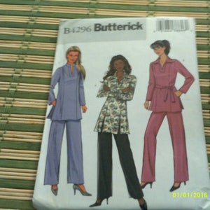 Peut inclure: Un patron de couture pour trois tailleurs-pantalons différents. Le patron est de Butterick et le numéro de patron est B4296. Les tailleurs-pantalons sont en rose, bleu et imprimé floral.