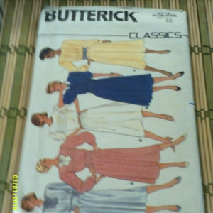 Può includere: Un modello di cucito vintage di Butterick Classics, con cinque diversi modelli di abiti. Il modello è per le taglie 12-18 e include istruzioni per realizzare una varietà di stili.