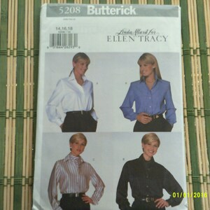 Op de afbeelding: Een naaipatroon voor een blouse van Linda Allard voor Ellen Tracy. Het patroon is voor maten 14, 16, 18. Het patroon toont vier verschillende stijlen blouses, waaronder een witte blouse, een blauwe blouse, een gestreepte blouse en een zwarte blouse.