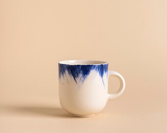 Handgemalte Keramiktasse mit blauen Pinselstrichen H: 10 cm / Kaffeetasse / Handbemalte Keramiktasse / Teetasse / Steinzeugtasse