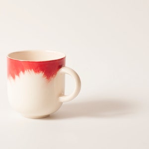 Handmade Ceramic mug with blue brushstrokes H: 3 / Coffee mug / Hand painted ceramic mug / Tea cup / Stoneware cup Vermelho