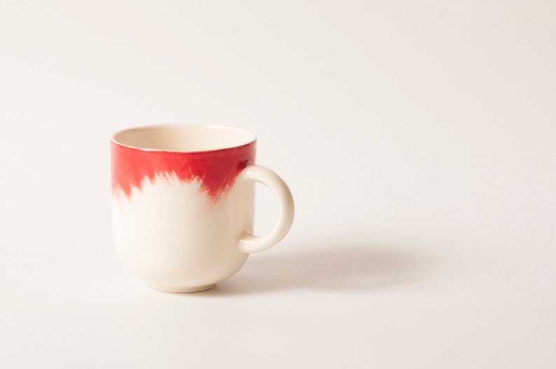 Handmade Ceramic mug with blue brushstrokes H: 3 / Coffee mug / Hand painted ceramic mug / Tea cup / Stoneware cup Vermelho