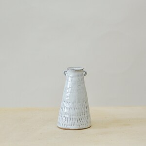 White ceramic bud vase, single flower vase, flower pot, pottery vase, home decor imagem 3