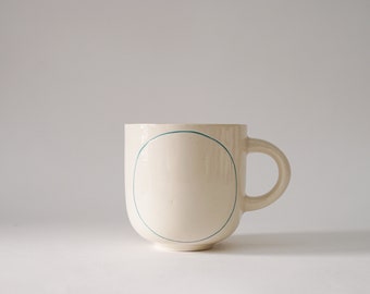 Handgemachte Keramiktasse mit türkisem Kreis H: 3″