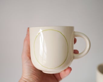 Mug en céramique fait main avec cercle vert clair H : 3″