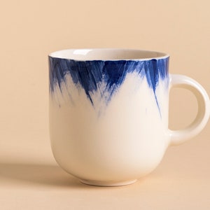 Handmade Ceramic mug with blue brushstrokes H: 3 / Coffee mug / Hand painted ceramic mug / Tea cup / Stoneware cup Azul