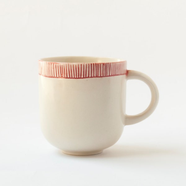 SECONDEN TE KOOP / Handgemaakte keramische mok met rood ontwerp / Koffiemok / Theemok