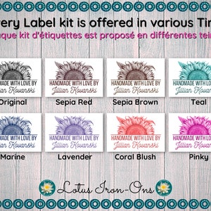 Pode incluir: Um conjunto de oito etiquetas de ferro-on em forma de girassol em v&aacute;rias cores, incluindo original, vermelho s&eacute;pia, castanho s&eacute;pia, turquesa, marinho, lavanda, coral blush e rosa. Cada etiqueta apresenta o texto "Handmade with Love by Jillian Kovanski" e o nome da cor abaixo. As etiquetas s&atilde;o exibidas em um fundo de madeira com o texto "Lotus Iron-Ons" na parte inferior.