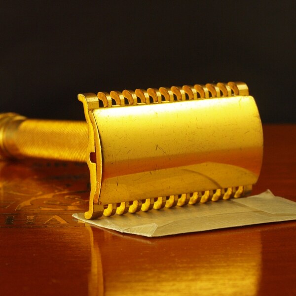 Reduced: Near Mint 1930s Gillette Long Comb New with Ball End Handle; Include NOS Gillette Thin Blade; Double Edge Safety Razor with blades