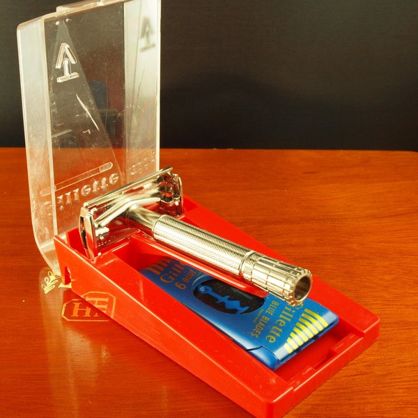 1958 D2 TV Special Super Speed; Gillette Safety Razor in Original Case with Original Blade Holder (Partially Full) and Free Blade Sampler