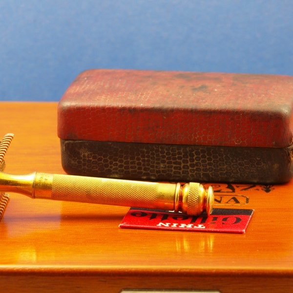 SALE: Gillette Long Comb New Red/Black Set; safety razor with NOS Gillette Thin Blade and FREE Razor Blade Sampler