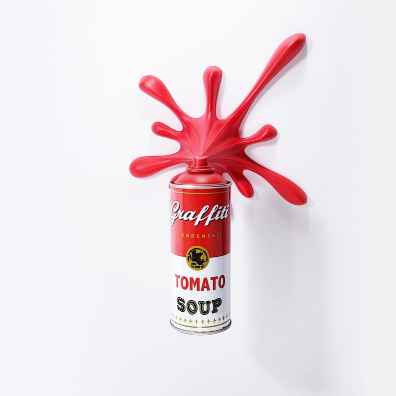 Escultura de lata de aerosol con salpicaduras de sopa de tomate y graffiti rojo imagen 3