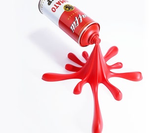 Escultura de lata de aerosol con salpicaduras de sopa de tomate y graffiti rojo