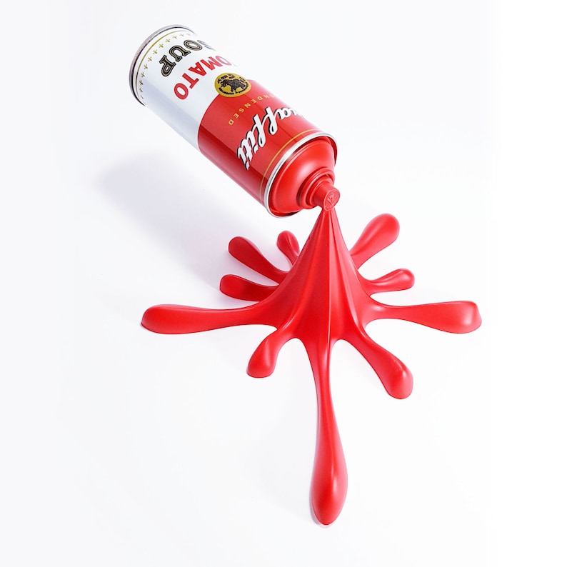 Escultura de lata de aerosol con salpicaduras de sopa de tomate y graffiti rojo imagen 1