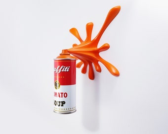 Escultura de lata de aerosol con salpicaduras de sopa de tomate y graffiti de Warhol naranja