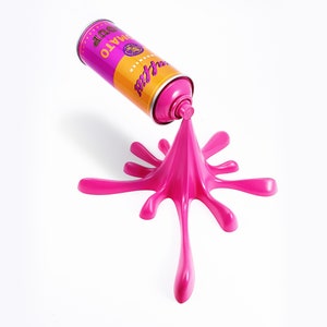 Può includere: Una bomboletta spray cilindrica con un'etichetta che riporta la scritta Tomato Soup in giallo e viola, inclinata per versare un getto solido e denso di liquido rosa brillante che si espande a forma di stella sotto l'ugello.