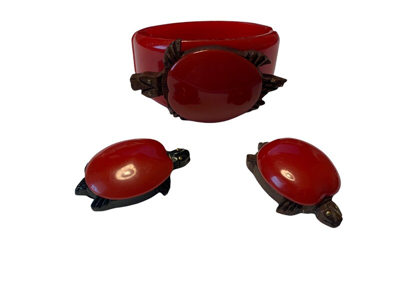 Bakelite and wood turtle clip pins and bangle bracelet set parur Bakelite and wood turtle clip pins and bangle bracelet set parur