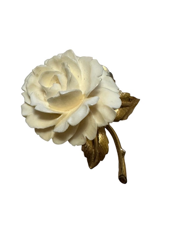 Vintage boucher carved rose - Gem