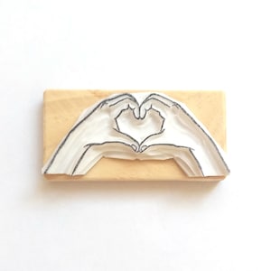Love /Heart Hand Gesture - Zwei Hände bilden mit den Fingern eine Herzform - Handgeschnitzter Gummistempel- Geschenk für Mama