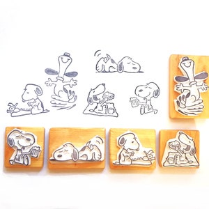 Snoopy che fa cose - Mangia un panino - Beve birra - Scrive - Dormicchia - Balla - Ispirato da Peanuts - Timbro di gomma intagliato a mano