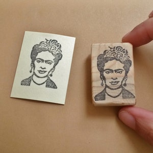 Frida Kahlo - Sello de goma tallado a mano - Sello a partir de una foto - Regalo para el Día de la Mujer