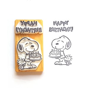 Snoopy świętuje Twoje urodziny - Zainspirowany Peanuts - Ręcznie rzeźbiony stempel gumowy Prezent dla przyjaciół