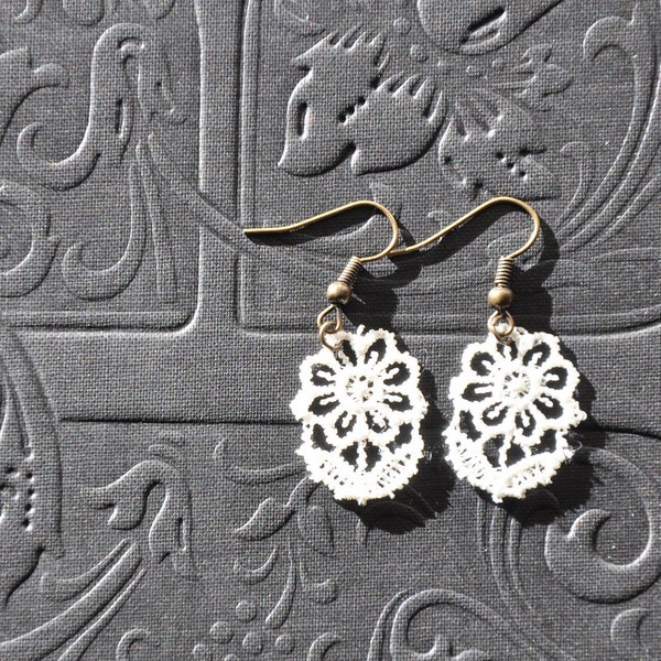 dainty white floral earrings / tiny flower lace earrings / vintage ivory lace earrings / lightweight guipure earrings